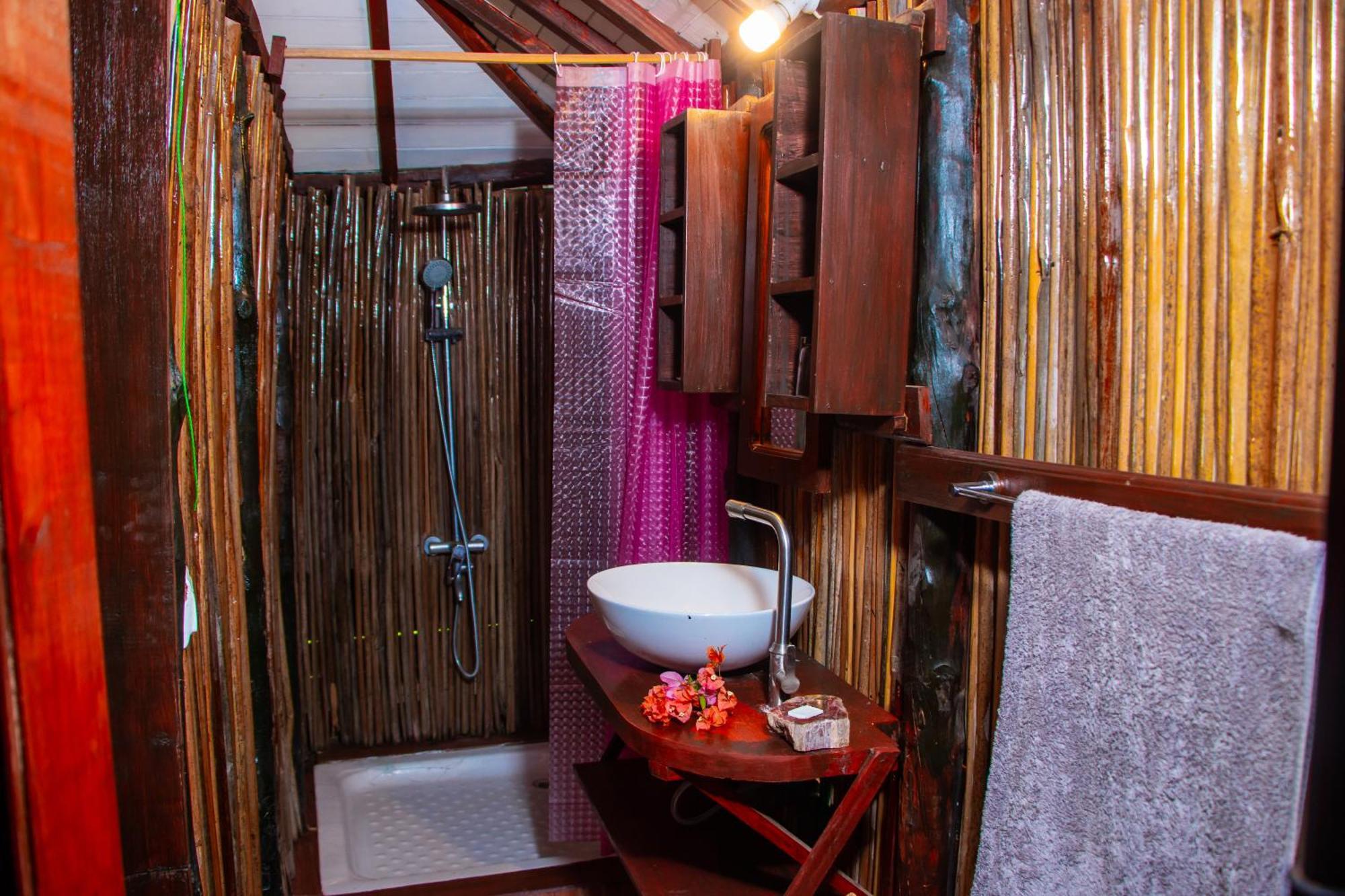 Ampazony Oasis Lodge Mahajanga Exterior photo