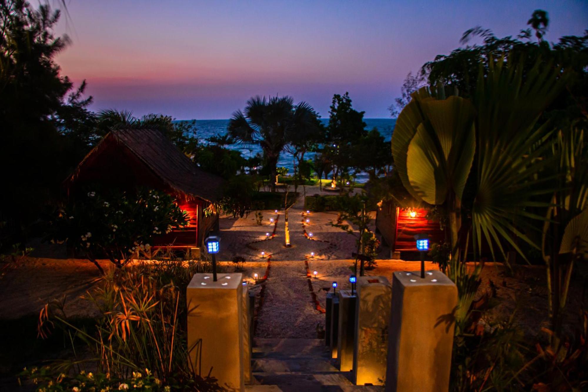 Ampazony Oasis Lodge Mahajanga Exterior photo
